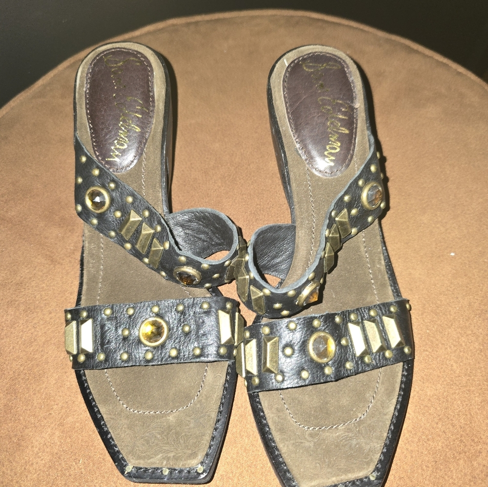 Sam Edelman brown sandals with yellow/gold embellishments in size 8.5